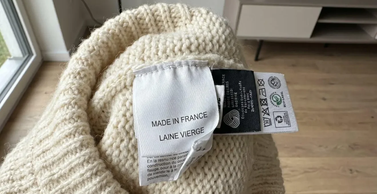 Étiquettes de composition et certification Made in France sur un vêtement en maille naturelle